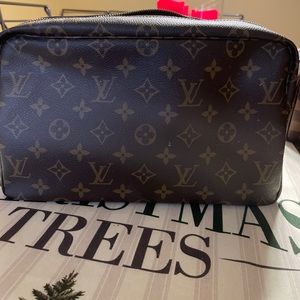Louis Vuitton Classic Monogram Men’s Toiletry Bag